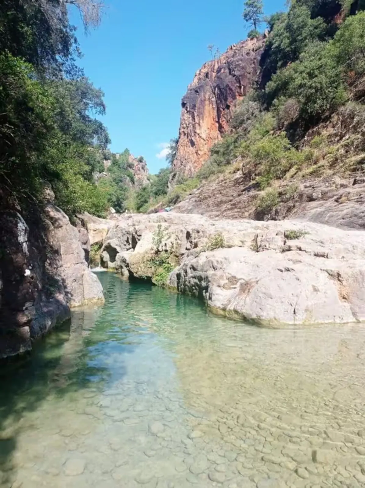Vasques naturelles et eau cristalline dans les gorges