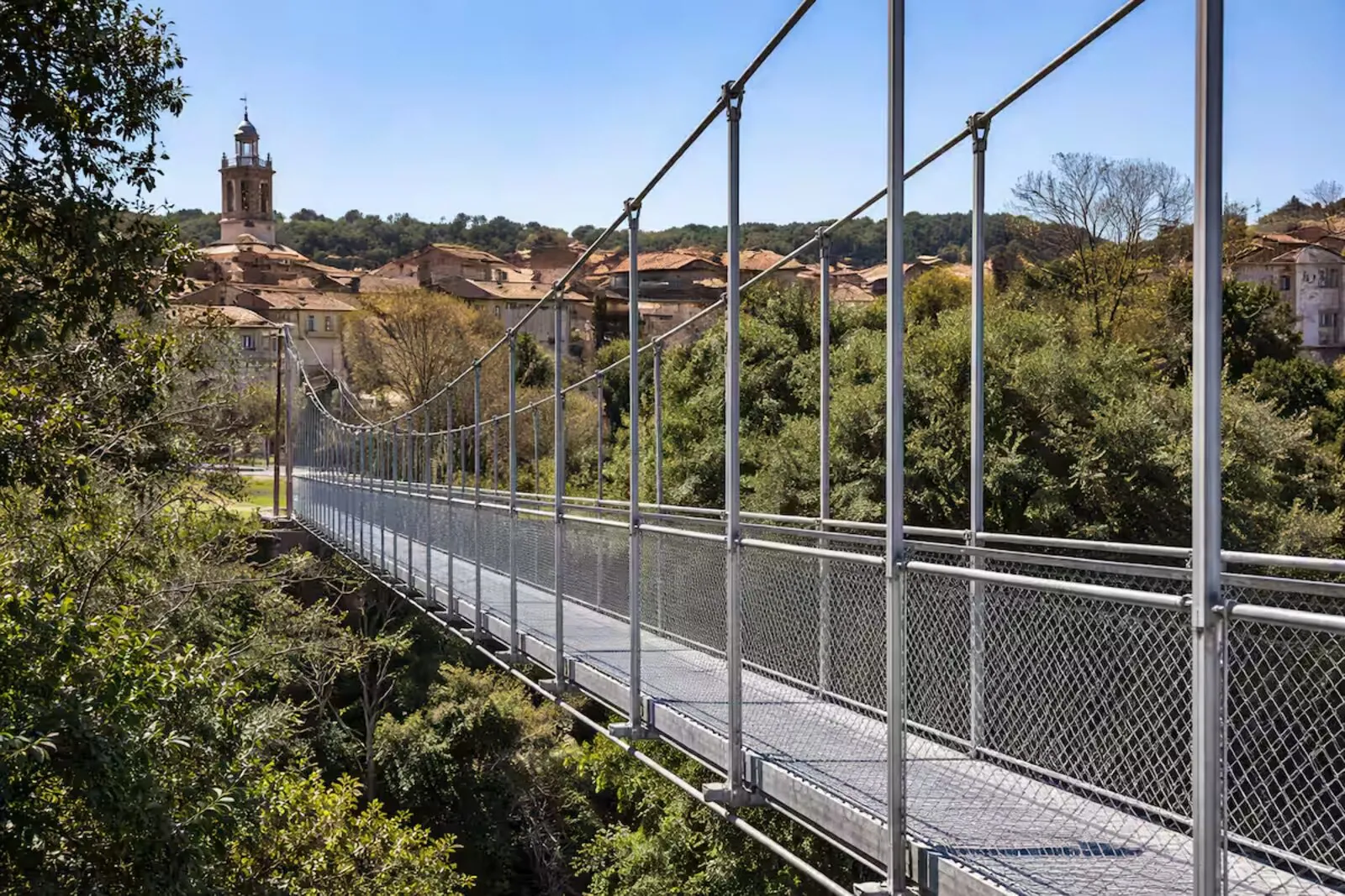 La passerelle suspendue avec vue sur le village
