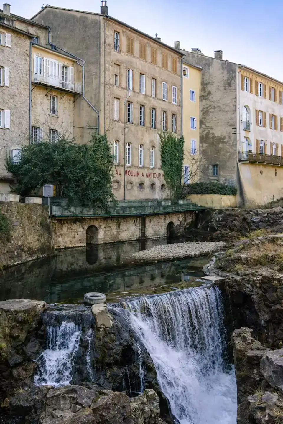 Cascade au cœur du village de Trans-en-Provence
