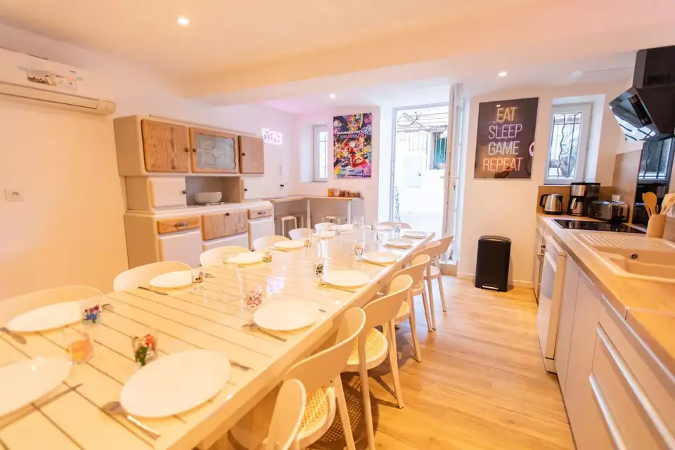 Grande cuisine et table pour 14, transformable en salle de réunion