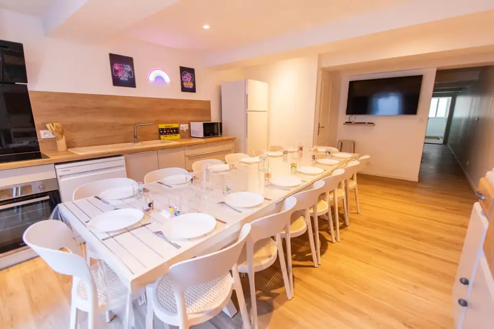 Cuisine équipée et grande table du gîte