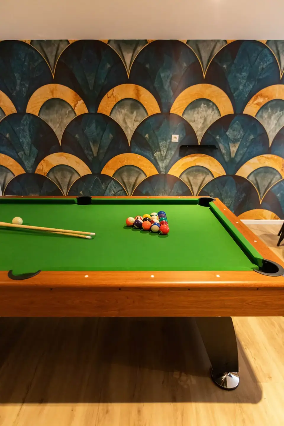 Salle Art Déco : billard devant la fresque Art Déco – gîte groupe Var