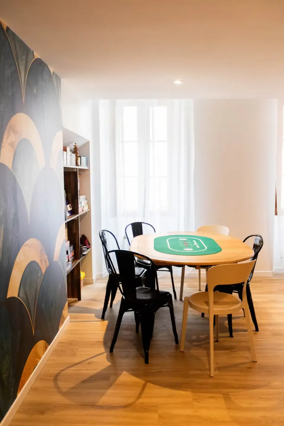Billard et flipper dans la salle Art Déco