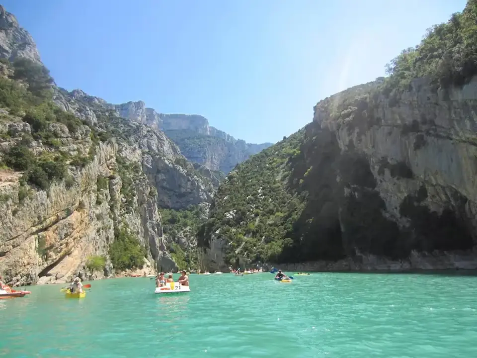 Tretboot auf dem türkisfarbenen Wasser der Verdonschlucht