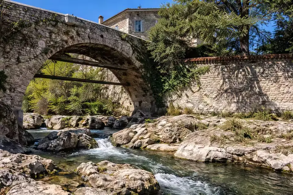 Alte Brücke und Fluss im Haut-Var